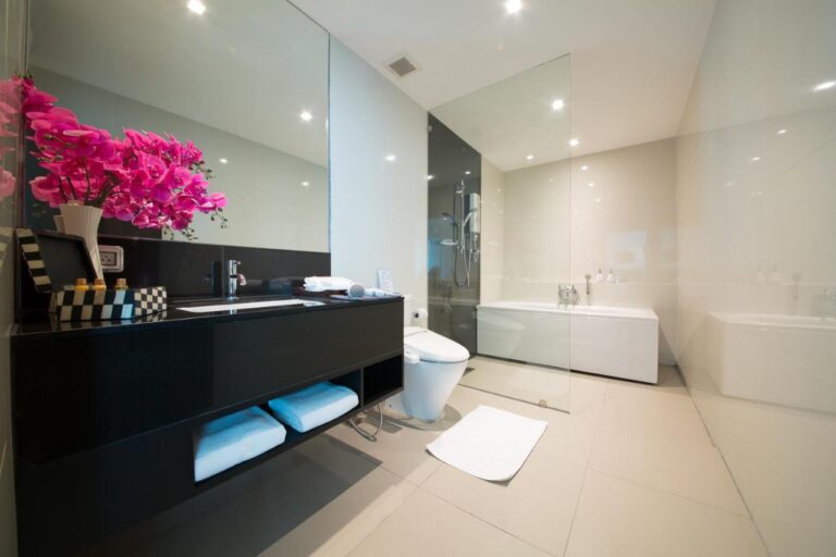 Civic Hotel Bathroom
